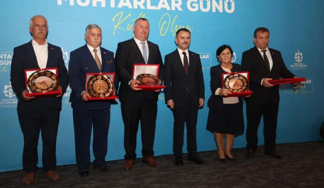 Kocaelili Muhtarlara Plaket Takdim Edildi Kocaelili Muhtarlara Plaket Takdim Edildi