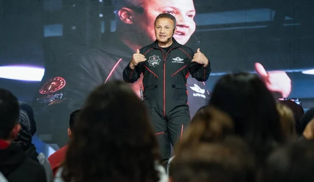 Alper Gezeravcı, Dünya Uzay Haftası’nda 81 İlden Öğrencilerle Buluştu Alper Gezeravcı, Dünya Uzay Haftası’nda 81 İlden Öğrencilerle Buluştu