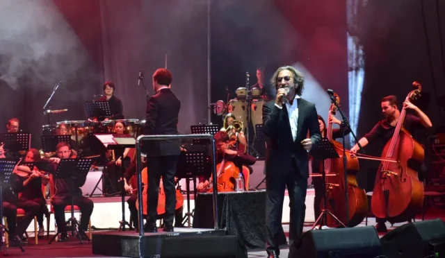 Bursa Festivali’nde Fettah Can, ‘Kalanlar’la Sahneyi Salladı Bursa Festivali’nde Fettah Can, ‘Kalanlar’la Sahneyi Salladı