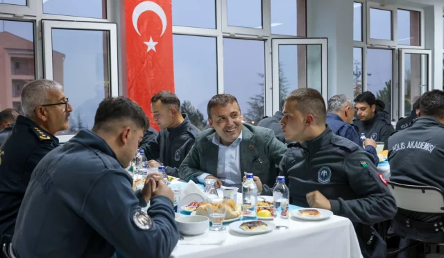 Vali Sözer, POMEM öğrencileriyle bir araya geldi Vali Sözer, POMEM öğrencileriyle bir araya geldi