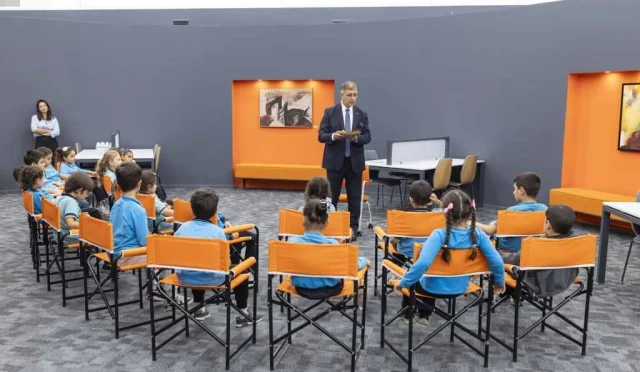 Başkan Tugay, İzmirli Miniklerle Hikaye Saati Düzenledi