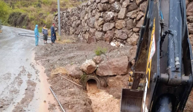 Antalya’da Büyükşehir Ekipleri Ulaşım İçin Aralıksız Çalışıyor