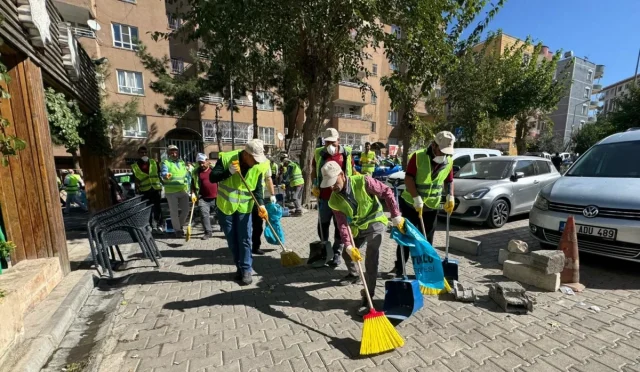 Mardin Artuklu’da Temizlik Günü: Eşbaşkan Amak Sokakları Temizledi Mardin Artuklu’da Temizlik Günü: Eşbaşkan Amak Sokakları Temizledi