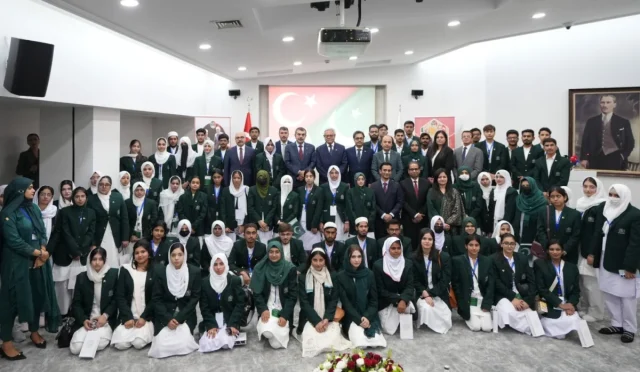 Bakan Tekin, Pakistanlı Öğrencilerle Bir Araya Geldi