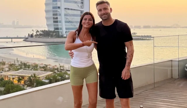 Ece Vahapoğlu’ndan Luke Shaw’a Yoga Dersi Ece Vahapoğlu’ndan Luke Shaw’a Yoga Dersi