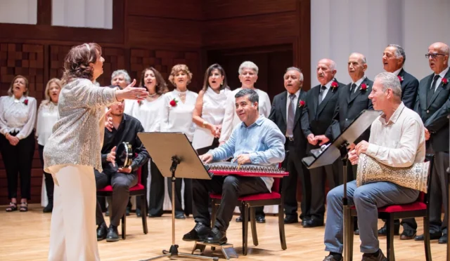 İzmir, Avrupa ve Türkiye’de Yaş Dostu Kent Modeli Olmayı Hedefliyor İzmir, Avrupa ve Türkiye’de Yaş Dostu Kent Modeli Olmayı Hedefliyor