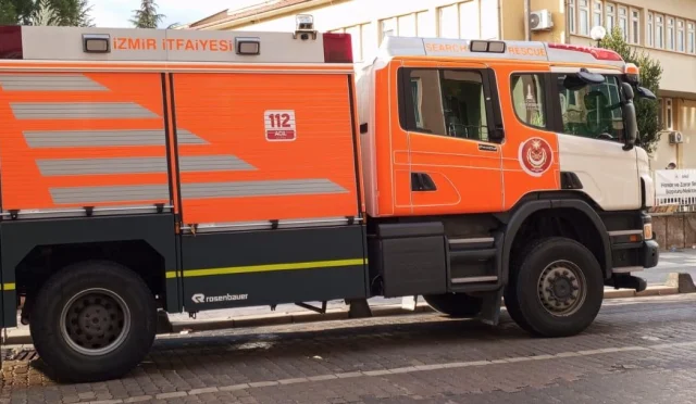 İzmir İtfaiyesi’nden Sındırgı’daki Deprem Bölgesine Destek