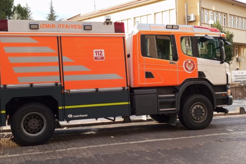 İzmir İtfaiyesi’nden Sındırgı’daki Deprem Bölgesine Destek