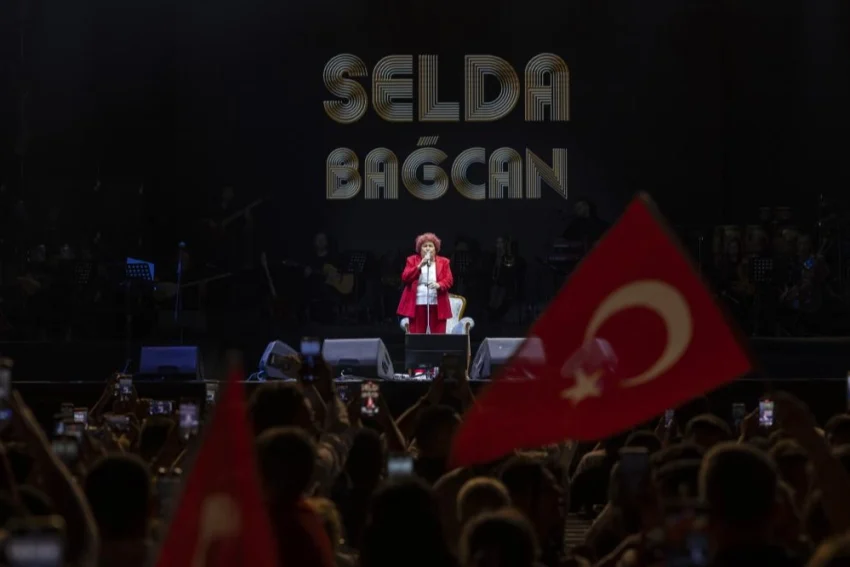 Selda Bağcan, Mersin’de Cumhuriyet Coşkusunu Sahneye Taşıdı