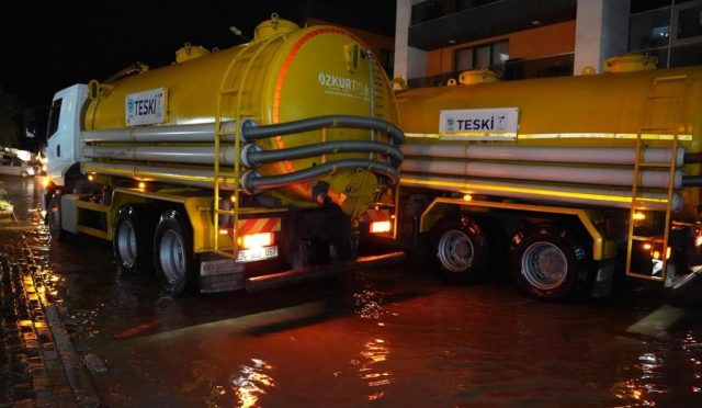 Ani Sağanak Sonrası Büyükşehir ve TESKİ Ekipleri Harekete Geçti