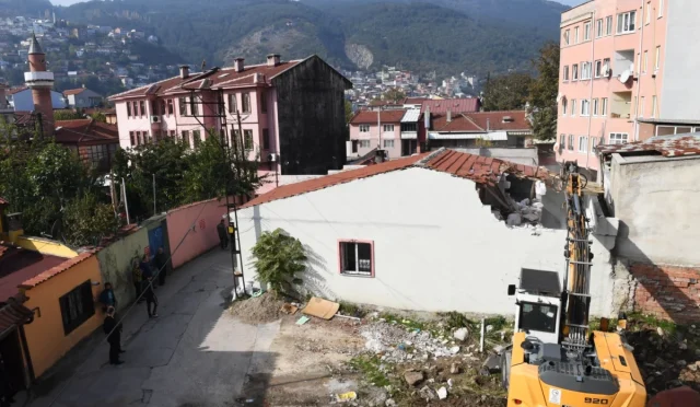 Osmangazi Belediyesi’nden Tarihi Alanları Korumak İçin Kaçak Yapı Yıkımı Osmangazi Belediyesi’nden Tarihi Alanları Korumak İçin Kaçak Yapı Yıkımı