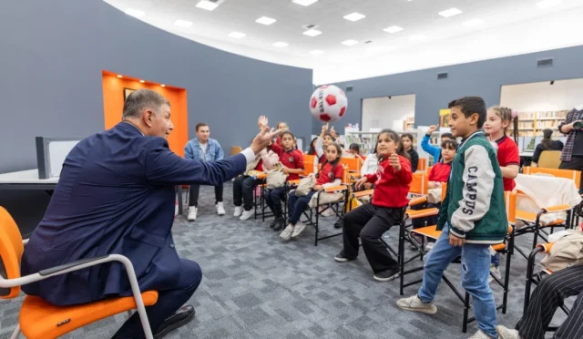 Başkan Tugay, Kadifekaleli Çocuklarla Hikaye Saati Düzenledi Başkan Tugay, Kadifekaleli Çocuklarla Hikaye Saati Düzenledi