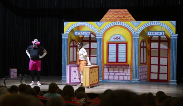 Mersin’de Tiyatro, Çocuklarla Buluştu