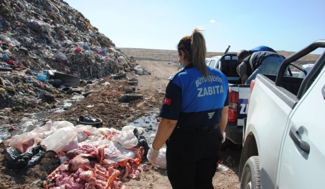 Büyükşehir Zabıta Ekipleri Tehlikeli Gıda Ürünlerinin Sofralara Ulaşmasını Önledi Büyükşehir Zabıta Ekipleri Tehlikeli Gıda Ürünlerinin Sofralara Ulaşmasını Önledi