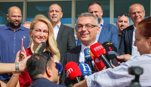 KKTC’nin 6. Cumhurbaşkanı Tufan Erhürman mazbatasını aldı, yemin 24 Ekim’de KKTC’nin 6. Cumhurbaşkanı Tufan Erhürman mazbatasını aldı, yemin 24 Ekim’de