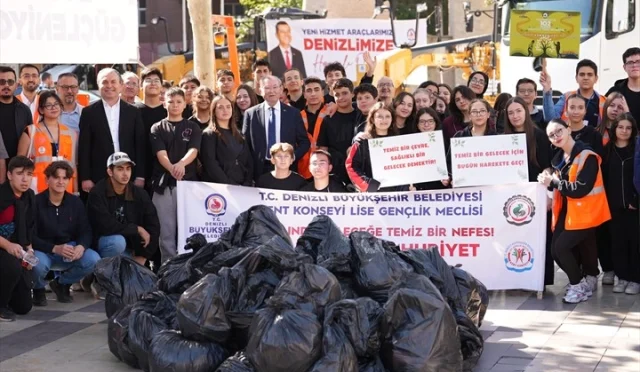 Denizli’de Gençlerden Cumhuriyet Temizliği
