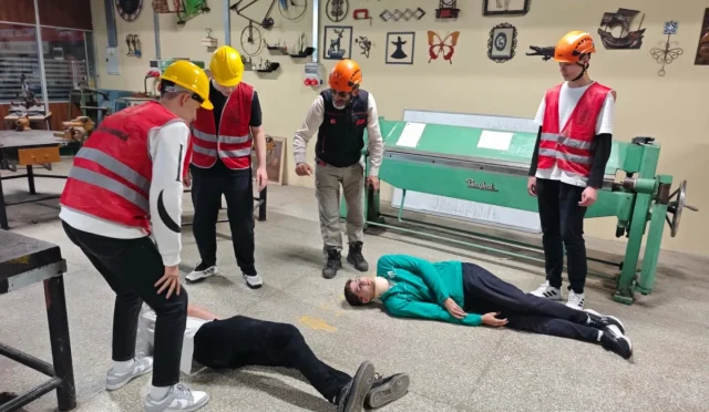 Bursa’da Afet Farkındalığı İçin Gerçeğini Aratmayan Tatbikat Bursa’da Afet Farkındalığı İçin Gerçeğini Aratmayan Tatbikat