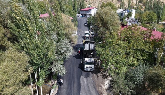 Çağlayancerit’te Yol Çalışmaları Hızlandı