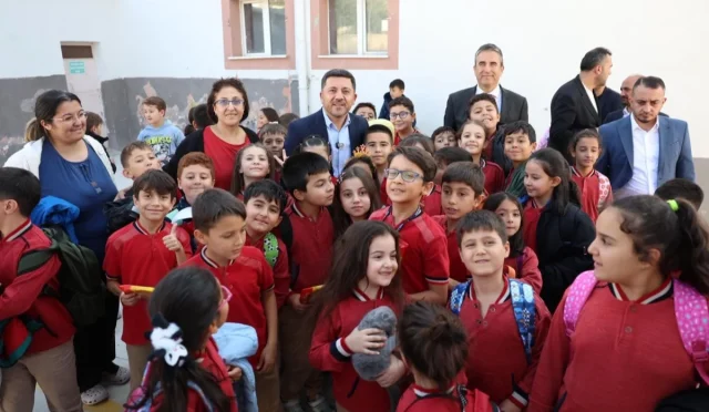 Başkan Rasim Arı, Sınıf Başkanı Eymen Ekinci’yi Okulunda Ziyaret Etti