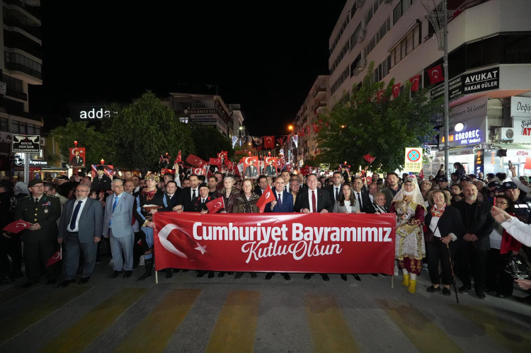 Manisa’da Cumhuriyet Bayramı Coşkusu Sokaklara Taştı