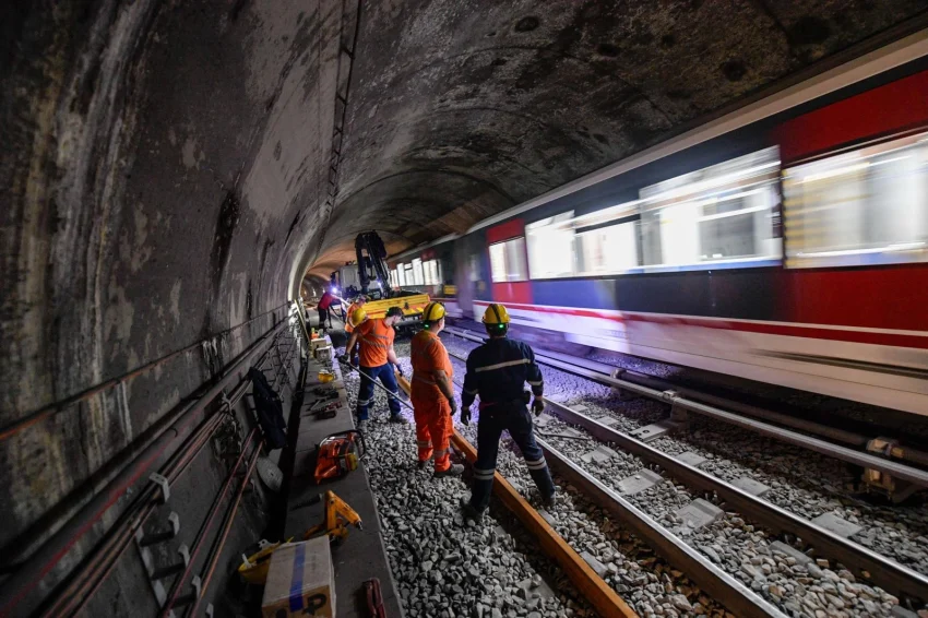 İzmir Metrosu’nda Gece Mesaisi: Raylar Yenileniyor