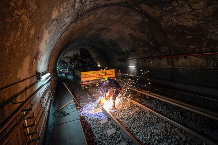 İzmir Metrosu’nda Gece Mesaisi: Raylar Yenileniyor